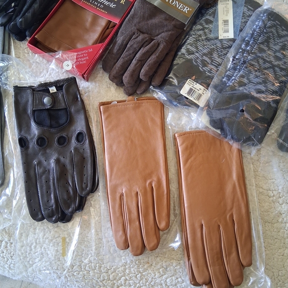 New Lot Of 11 Isotoner Women's Assorted Gloves - Black, Brown, Tan - Picture 5 of 6